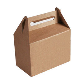 Brown toma os sacos de papel para fora reciclados do alimento que gravam a impressão com punho